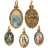 Médaille métal de couleur dorée ovale avec rebord effet dentelle H.1.5 cm avec résine. Disponible avec différents Saints.