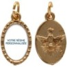 Médaille métal de couleur dorée ovale avec rebord effet dentelle H.1.5 cm avec résine. Disponible avec différents Saints.