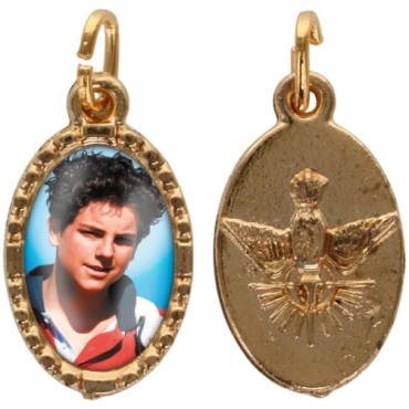 Médaille métal de couleur dorée ovale avec rebord effet dentelle H.1.5 cm avec résine. Disponible avec différents Saints.