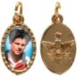 Médaille métal de couleur dorée ovale avec rebord effet dentelle H.1.5 cm avec résine. Disponible avec différents Saints.