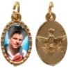 Médaille métal de couleur dorée ovale avec rebord effet dentelle H.1.5 cm avec résine. Disponible avec différents Saints.