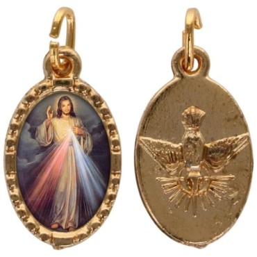 Médaille métal de couleur dorée ovale avec rebord effet dentelle H.1.5 cm avec résine. Disponible avec différents Saints.