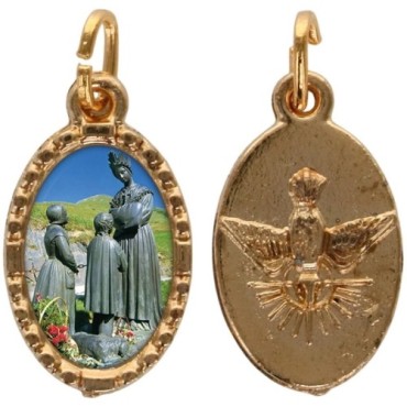 Médaille métal de couleur dorée ovale avec rebord effet dentelle H.1.5 cm avec résine. Disponible avec différents Saints.