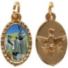Médaille métal de couleur dorée ovale avec rebord effet dentelle H.1.5 cm avec résine. Disponible avec différents Saints.