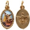 Médaille métal de couleur dorée ovale avec rebord effet dentelle H.1.5 cm avec résine. Disponible avec différents Saints.