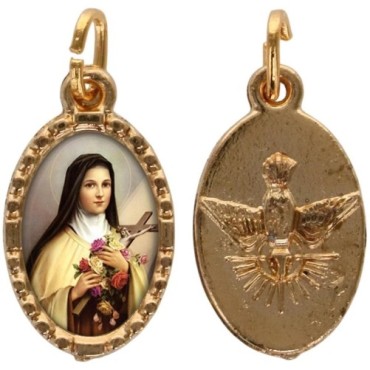 Médaille métal de couleur dorée ovale avec rebord effet dentelle H.1.5 cm avec résine. Disponible avec différents Saints.