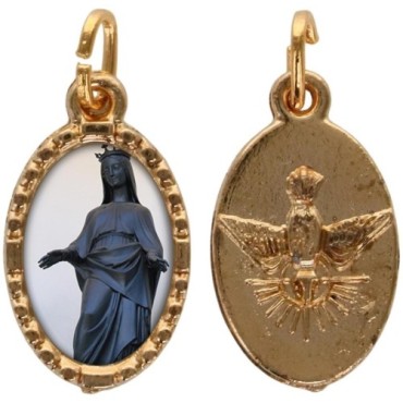 Médaille métal de couleur dorée ovale avec rebord effet dentelle H.1.5 cm avec résine. Disponible avec différents Saints.
