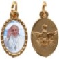 Médaille métal de couleur dorée ovale avec rebord effet dentelle H.1.5 cm avec résine. Disponible avec différents Saints.