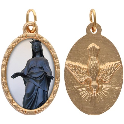Médaille métal de couleur dorée ovale avec rebord effet dentelle H.2.5 cm avec résine. Disponible avec différents saints.