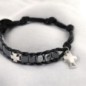 Bracelet dizainier ajustable sur corde de couleur noire avec grains carrés en hématite et croix en métal..