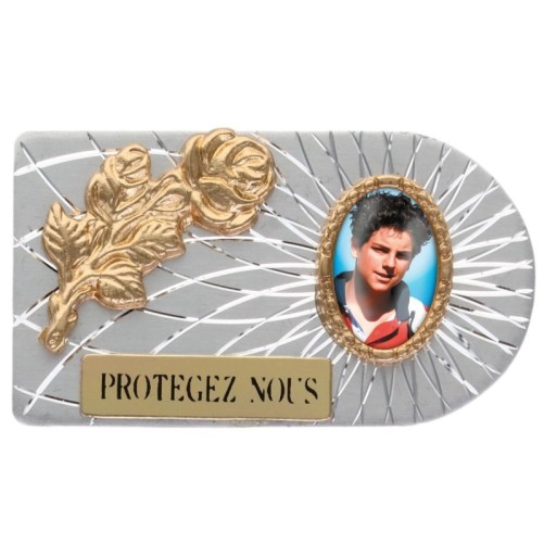 Plaque auto rectangle en aluminium strie, dimensions 2,4 x 4 cm, ornee d une rose. Differents Saints