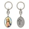 Porte-clés en aluminium de couleur argenté hauteur 3,8 cm, avec résine. Disponible avec plusieurs saints au choix.