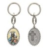 Porte-clés en aluminium de couleur argenté hauteur 3,8 cm, avec résine. Disponible avec plusieurs saints au choix.