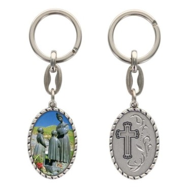 Porte-clés en aluminium de couleur argenté hauteur 3,8 cm, avec résine. Disponible avec plusieurs saints au choix.