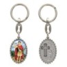 Porte-clés en aluminium de couleur argenté hauteur 3,8 cm, avec résine. Disponible avec plusieurs saints au choix.