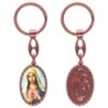 Porte-clés en aluminium de couleur cuivrée, hauteur 3,8 cm, avec résine. Disponible avec plusieurs saints au choix.