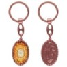 Porte-clés en aluminium de couleur cuivrée, hauteur 3,8 cm, avec résine. Disponible avec plusieurs saints au choix.