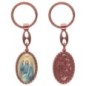 Porte-clés en aluminium de couleur cuivrée, hauteur 3,8 cm, avec résine. Disponible avec plusieurs saints au choix.