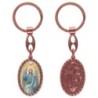 Porte-clés en aluminium de couleur cuivrée, hauteur 3,8 cm, avec résine. Disponible avec plusieurs saints au choix.