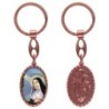 Porte-clés en aluminium de couleur cuivrée, hauteur 3,8 cm, avec résine. Disponible avec plusieurs saints au choix.