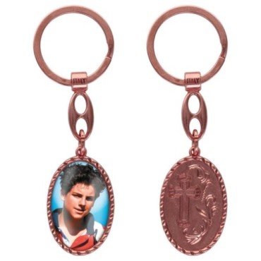 Porte-clés en aluminium de couleur cuivrée, hauteur 3,8 cm, avec résine. Disponible avec plusieurs saints au choix.