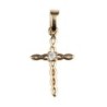 Croix de cou torsadée en plaque or avec pierres OZ au centre H. 2,2 cm. Livrée en boite.
