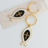 Porte-cles Ictus en metal de couleur dore avec croix au centre, hauteur 5 cm. Existe de differentes couleurs.