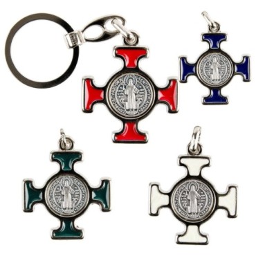 Porte-clés en métal argenté, en forme de croix de Saint Benoît émaillée plusieurs couleurs – Hauteur 4 cm..