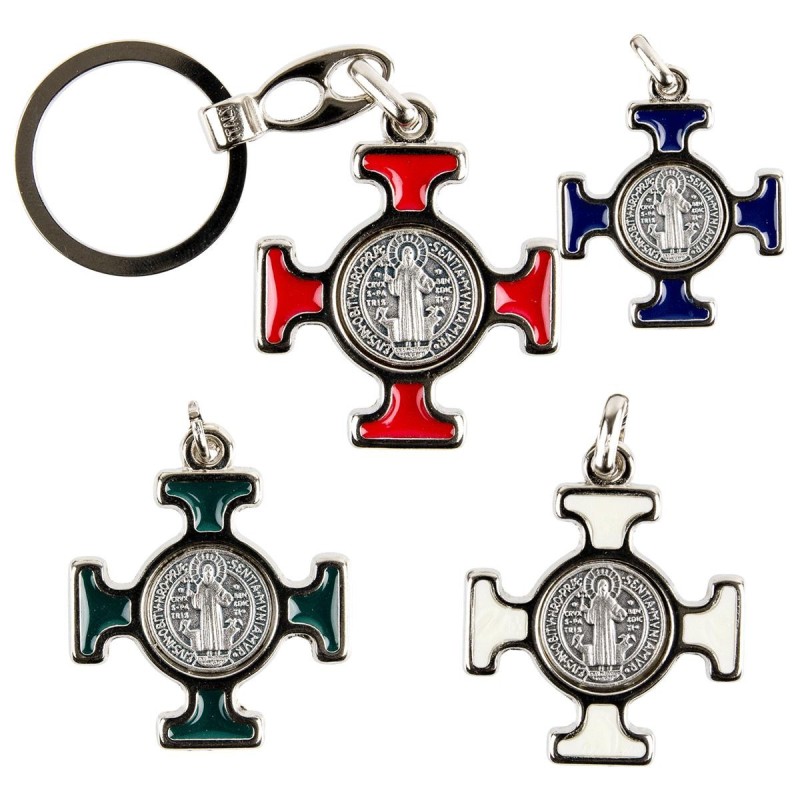 Porte-clés en métal argenté, en forme de croix de Saint Benoît émaillée plusieurs couleurs – Hauteur 4 cm..