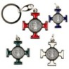 Porte-clés en métal argenté, en forme de croix de Saint Benoît émaillée plusieurs couleurs – Hauteur 4 cm..
