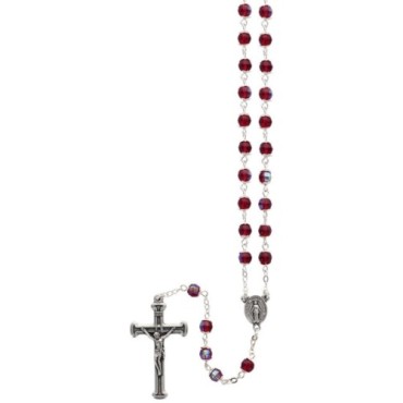 Chapelet sur chaine avec grains a facettes en semi-cristal Ø 7 mm et croix avec Christ. Existe de differentes couleurs.