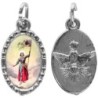 Médaille métal de couleur argentée ovale avec rebord effet dentelle H.1,5 cm avec résine. Disponible avec différents Saints.