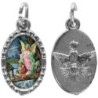 Médaille métal de couleur argentée ovale avec rebord effet dentelle H.1,5 cm avec résine. Disponible avec différents Saints.