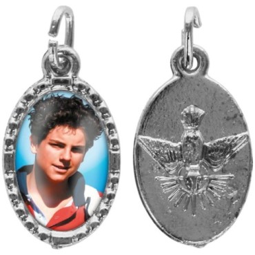 Médaille métal de couleur argentée ovale avec rebord effet dentelle H.1,5 cm avec résine. Disponible avec différents Saints.