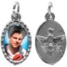 Médaille métal de couleur argentée ovale avec rebord effet dentelle H.1,5 cm avec résine. Disponible avec différents Saints.