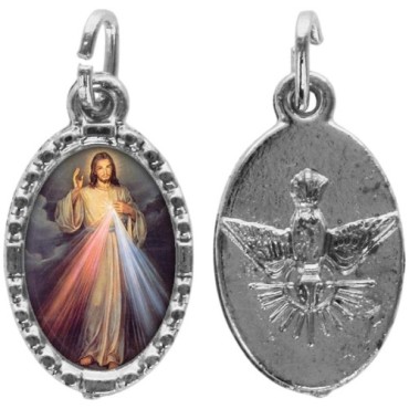 Médaille métal de couleur argentée ovale avec rebord effet dentelle H.1,5 cm avec résine. Disponible avec différents Saints.