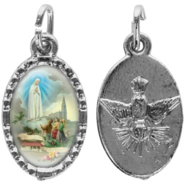 Médaille métal de couleur argentée ovale avec rebord effet dentelle H.1,5 cm avec résine. Disponible avec différents Saints.