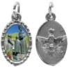 Médaille métal de couleur argentée ovale avec rebord effet dentelle H.1,5 cm avec résine. Disponible avec différents Saints.