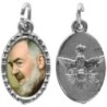 Médaille métal de couleur argentée ovale avec rebord effet dentelle H.1,5 cm avec résine. Disponible avec différents Saints.