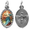 Médaille métal de couleur argentée ovale avec rebord effet dentelle H.1,5 cm avec résine. Disponible avec différents Saints.