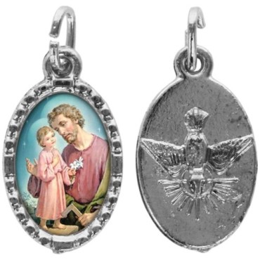 Médaille métal de couleur argentée ovale avec rebord effet dentelle H.1,5 cm avec résine. Disponible avec différents Saints.
