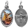 Médaille métal de couleur argentée ovale avec rebord effet dentelle H.1,5 cm avec résine. Disponible avec différents Saints.