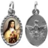 Médaille métal de couleur argentée ovale avec rebord effet dentelle H.1,5 cm avec résine. Disponible avec différents Saints.