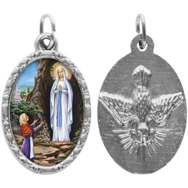 Médaille métal de couleur argentée ovale avec rebord effet dentelle H.2,5 cm avec résine. Disponible avec différents Saints.