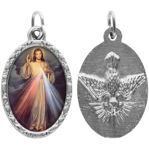 Médaille métal de couleur argentée ovale avec rebord effet dentelle H.2,5 cm avec résine. Disponible avec différents Saints.