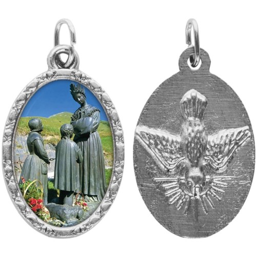 Médaille métal de couleur argentée ovale avec rebord effet dentelle H.2,5 cm avec résine. Disponible avec différents Saints.