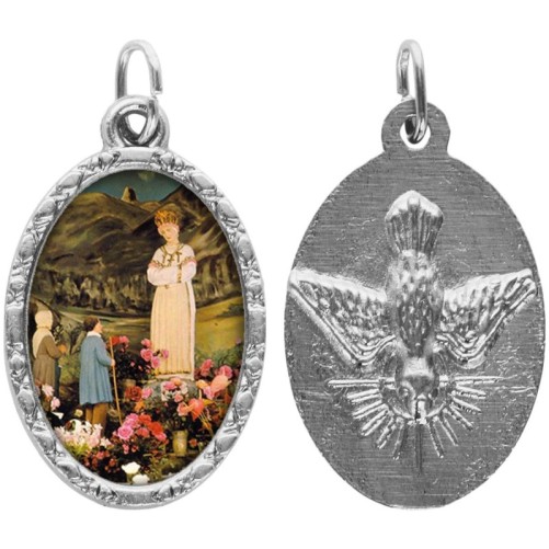 Médaille métal de couleur argentée ovale avec rebord effet dentelle H.2,5 cm avec résine. Disponible avec différents Saints.