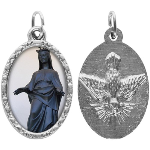 Médaille métal de couleur argentée ovale avec rebord effet dentelle H.2,5 cm avec résine. Disponible avec différents Saints.