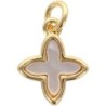 Croix de cou carrée petit modèle en laiton doré supérieur et coquille d eau douce H. 8 mm.