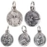 Médaille moulée en métal couleur argentée Ø 1.2 cm. Plusieurs Saints.
